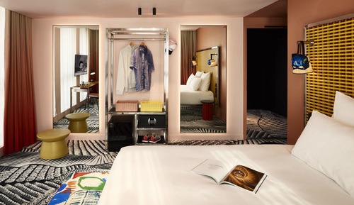 Room, 1 Queen Bed (Large)