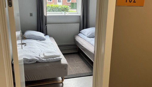 Twin Room, 2 Twin Beds, Shared Bathroom