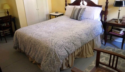 Classic Room, 1 Queen Bed, Courtyard Area