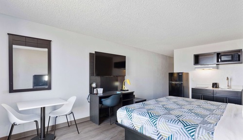 Standard Room, 1 King Bed, Non Smoking, Kitchenette