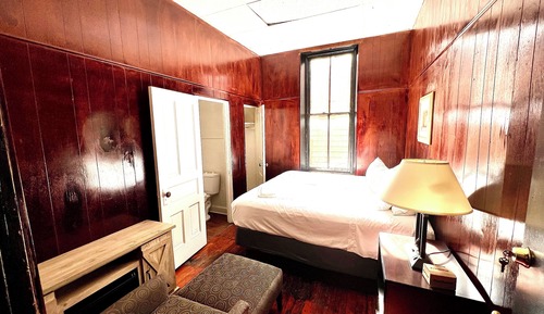Standard King Room - Cabin Suite