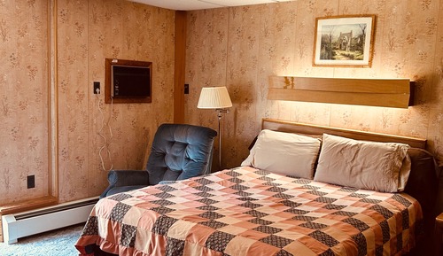 Deluxe Single Room, 1 Queen Bed, Refrigerator & Microwave