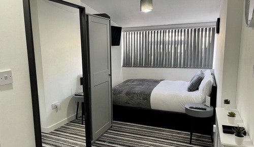 Standard Studio, Ensuite