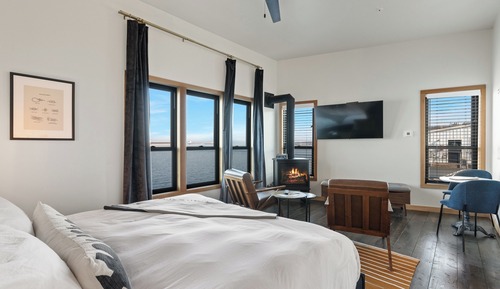 Luxe River View King 2nd Floor (No Pets)