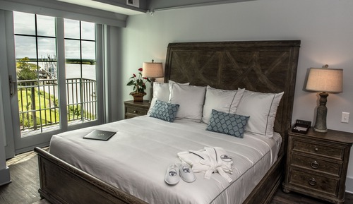 Standard Suite, 1 King Bed, River View (Studio Riverfront)