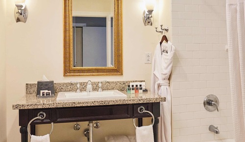 Classic Suite, 2 Bedrooms (Family Residence, 1 King, 2 Queens)