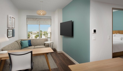 Suite, 1 Bedroom (Mobility/Hearing Access, Roll-In Shwr)