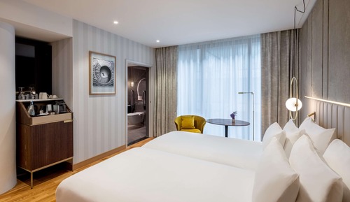 Basic Room (Atrium Room w/Extra Bed 2 Ad + 1 Ch)