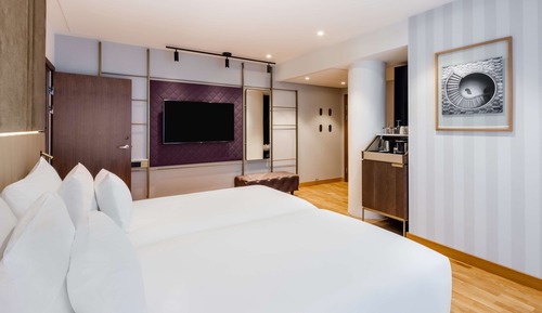 Family Room (Connected (3 Adults + 1 Child))