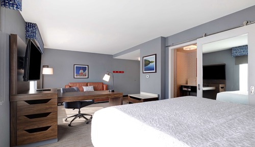 Suite, 1 King Bed, Accessible (Hearing)