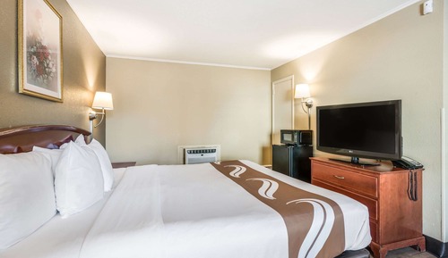 (Exterior) Standard Room, 1 King Bed, Smoking