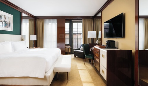 Premier Room, 1 King Bed, Patio