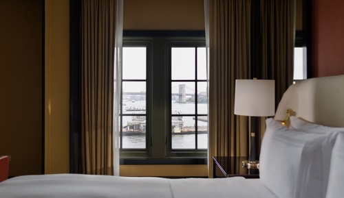 Junior Suite, River View, Corner (City View)