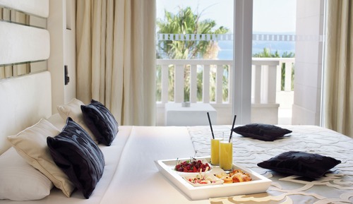 Premium Suite with Terrace, Sea View and king size bed