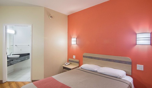 Deluxe Room, 1 Queen Bed, Non Smoking, Refrigerator & Microwave