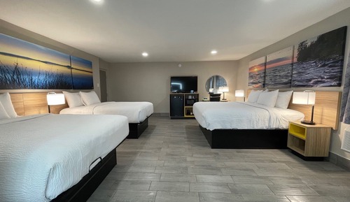 2 Queen Beds and 1 King Bed, Suite, Non-Smoking