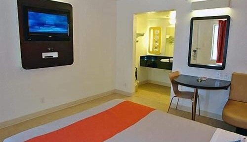 Room, 1 Queen Bed, Roll-in Shower, Non Smoking