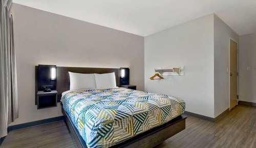 Deluxe Room, 1 Queen Bed, Non Smoking