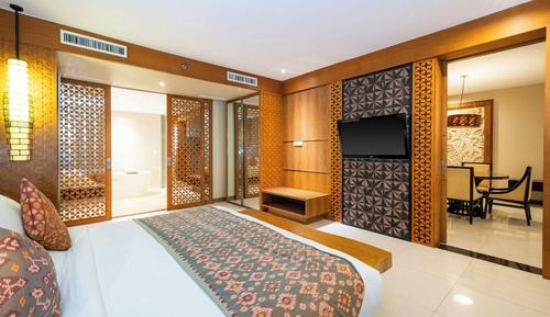 Suite, 1 King Bed, Non Smoking, Balcony