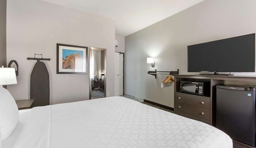Standard Room, 1 King Bed, Accessible, Non Smoking