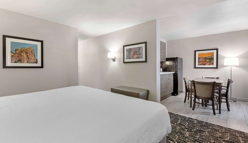 Standard Room, 1 King Bed, Non Smoking, Kitchenette