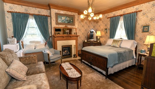 Romantic Suite, “Victorian Room”