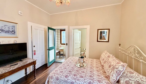 Deluxe Room, 1 Queen Bed