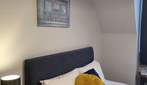 Single Room, Private Bathroom (separate private shower )