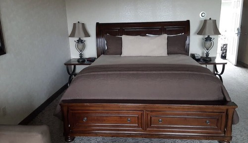 King Suite with Jetted Tub (Ocean View)