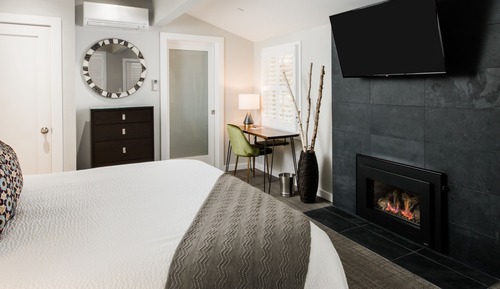 Hillside King Room with Fireplace 