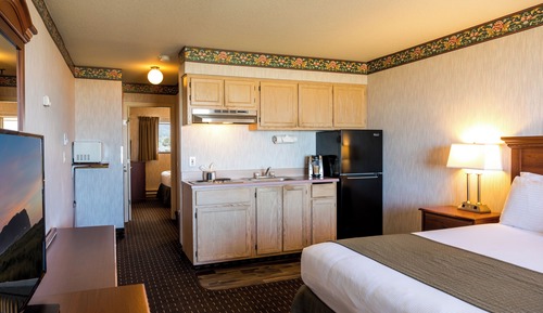 3 Queen Ground Level w/ Kitchenette