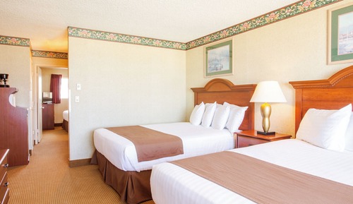 Two Queen Ground Level w/ Kitchenette