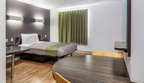 Deluxe Room, 1 Queen Bed, Non Smoking, Kitchenette