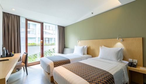 Premier Room, 2 Twin Beds, Pool View