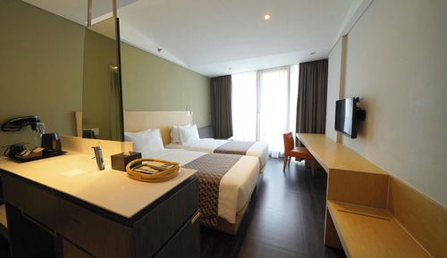 Premier Room, 2 Twin Beds, Pool View