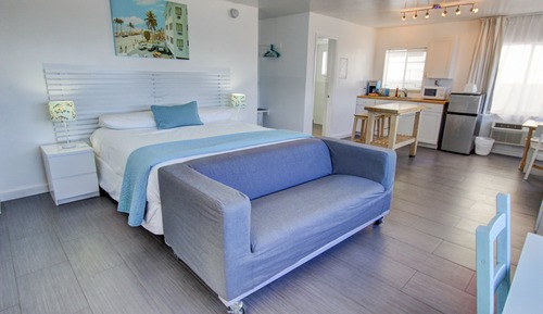 Deluxe Suite, 1 King Bed, Kitchenette, Ocean View (Minimum check-in age is 25)