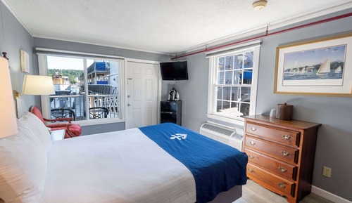 1 Queen Bed, Pets Allowed, Partial Ocean View