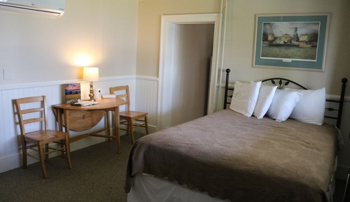 Farmhouse Efficiency Suite Sm 2 Queen beds (NOT CABOOSE)