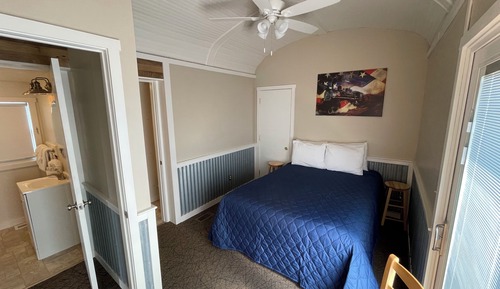 Mail Car, 2 Queen Beds