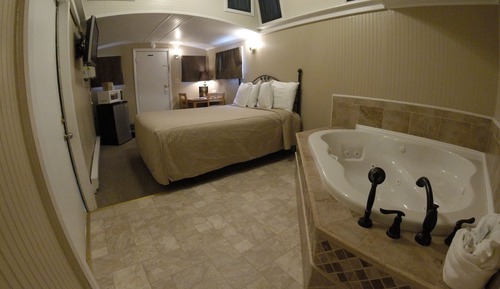 Honeymoon Caboose, 1 Queen Bed, Whirlpool Bath 