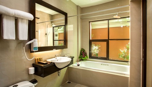 Deluxe Room, 1 Queen Bed, Smoking, Bathtub