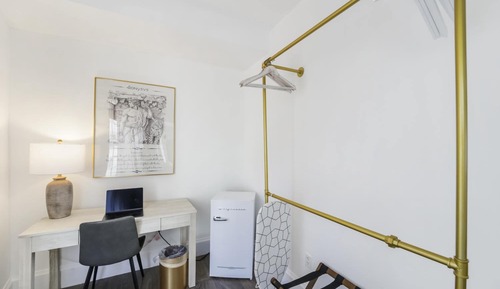 Suite, 1 King Bed (Self check-in)