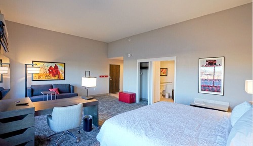 Studio, 1 King Bed, Refrigerator & Microwave (Wet bar)
