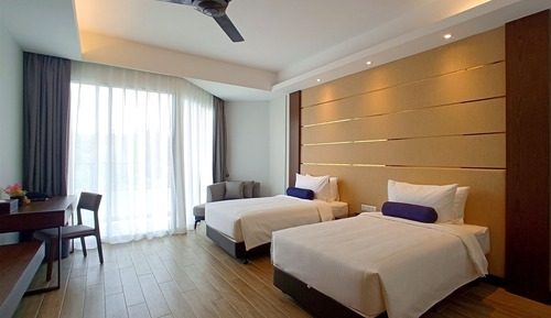 Deluxe Room, 2 Twin Beds, Partial Sea View