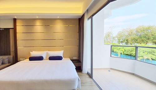 Deluxe Room, 1 King Bed, Partial Sea View