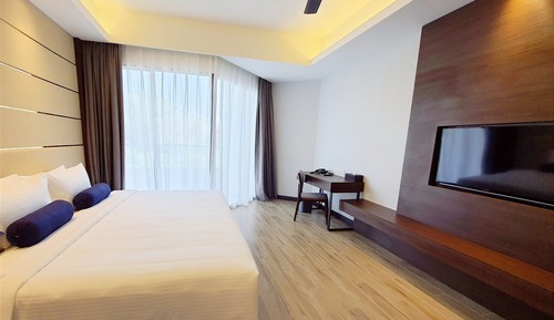 Deluxe Room, 1 King Bed, City View