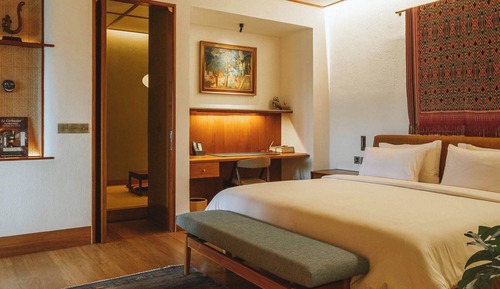 Elite Suite, 1 King Bed, Vision Accessible, Valley View