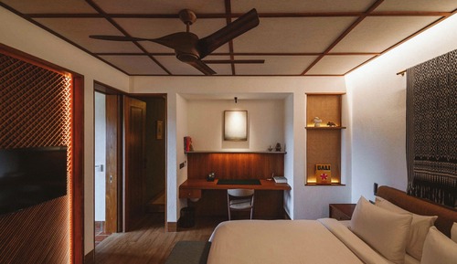 Elite Suite, 1 King Bed, Vision Accessible, Valley View