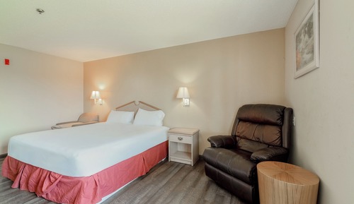 King Bed with Kitchenette Non-Smoking