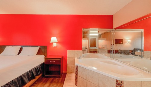 1 Suite King Bed Non-Smoking Jacuzzi Tub